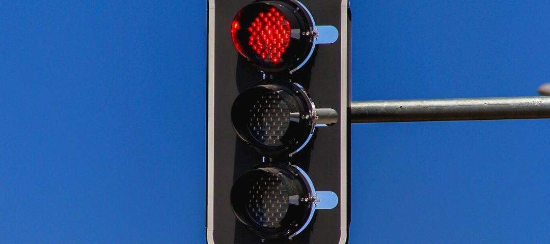 semaforos o semaforo ajuda a organizar o transito